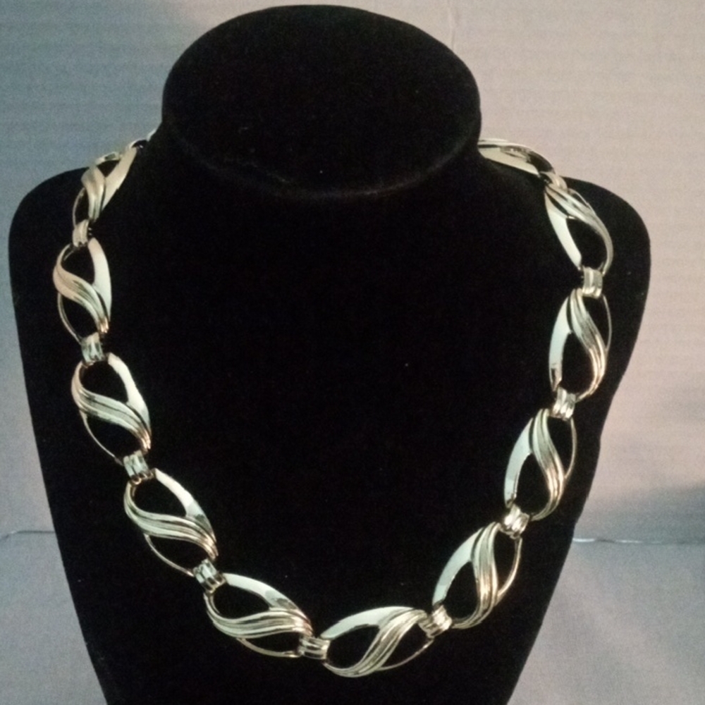 Elegant Vintage 80,S  Gold Choker Necklace